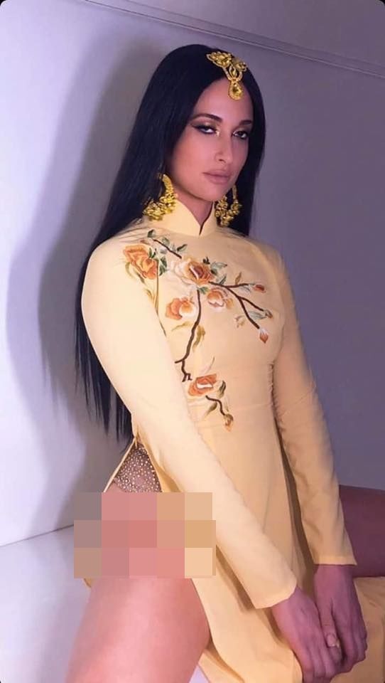 Mặc áo dài Việt Nam nhưng quên quần, Kacey Musgraves bị CĐM chỉ trích