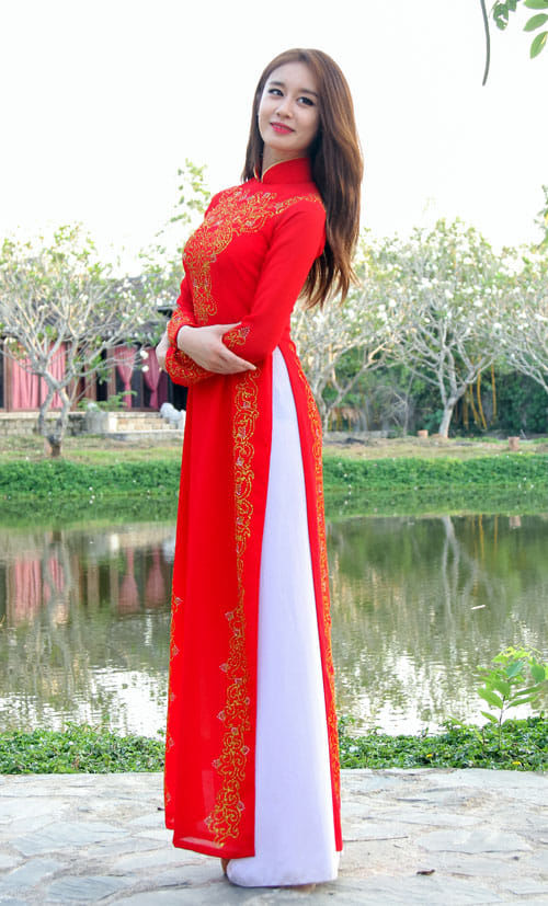 Mặc áo dài Việt Nam nhưng quên quần, Kacey Musgraves bị CĐM chỉ trích