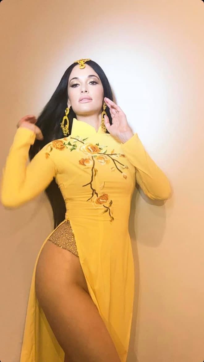 Mai Phương Thúy, Hiền Thục bị khui hình ảnh xấu xí khi mặc áo dài