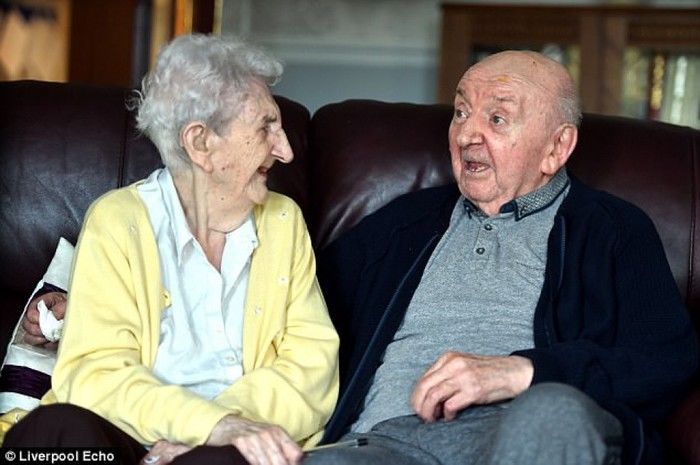 Mẹ già 98 tuổi quyết định vào viện dưỡng lão chăm sóc con trai  
