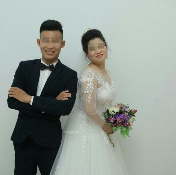 Mẹ phải bán cả đàn chó mới đủ tiền cho con trai cưới vợ hơn 20 tuổi