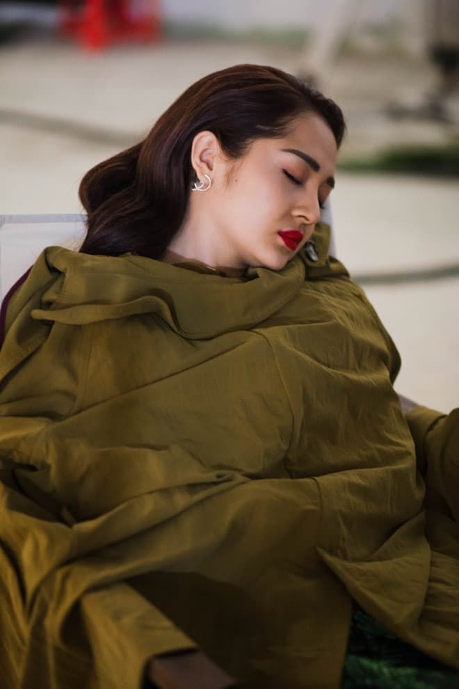 Minh Tuyết và các sao Việt làm việc quá sức đến mức ngất xỉu