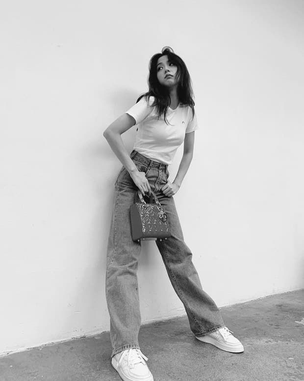 Mix đồ với sneaker trắng phải đẹp chuẩn như sao Hàn, đặc biệt là Lisa