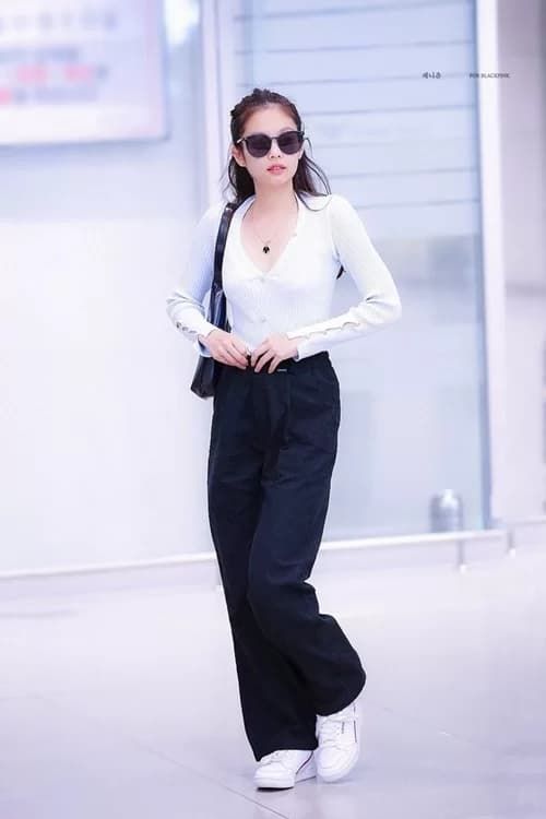Mix đồ với sneaker trắng phải đẹp chuẩn như sao Hàn, đặc biệt là Lisa