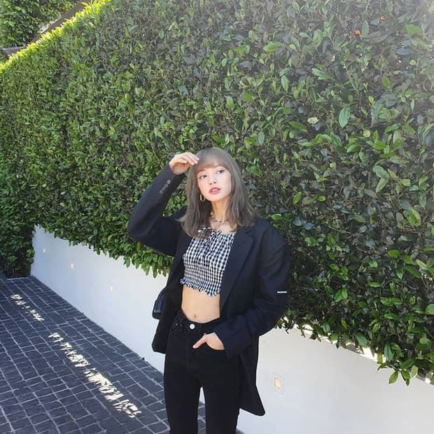 Muôn kiểu mix blazer chuẩn sao Hàn: blazer thắt eo, mix cùng crop top