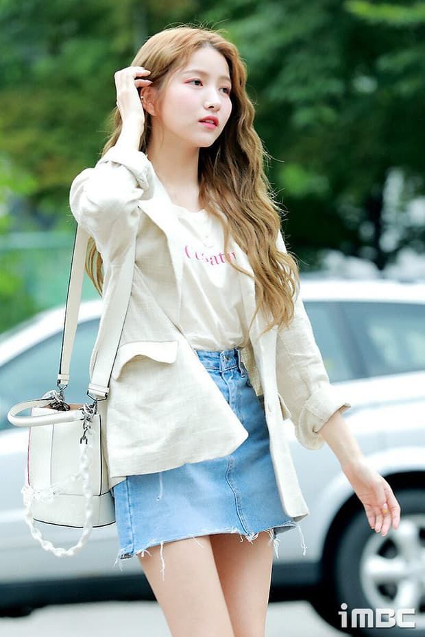 Muôn kiểu mix blazer chuẩn sao Hàn: blazer thắt eo, mix cùng crop top