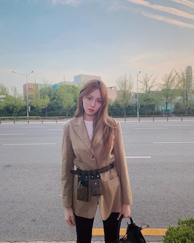 Muôn kiểu mix blazer chuẩn sao Hàn: blazer thắt eo, mix cùng crop top