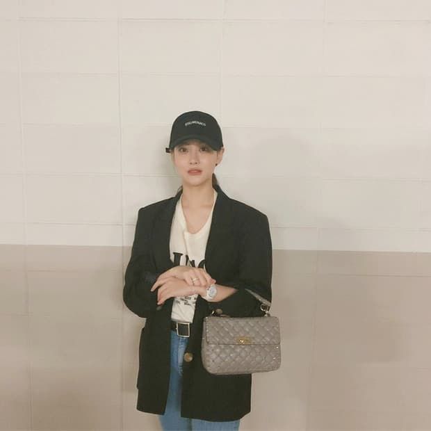 Muôn kiểu mix blazer chuẩn sao Hàn: blazer thắt eo, mix cùng crop top