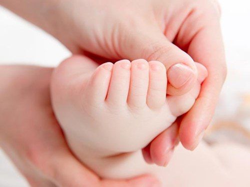 GS Kiso Kubota: Để trẻ thông minh cha mẹ hãy chạm vào tay, chân trẻ