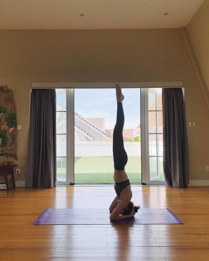 Hồ Ngọc Hà, Sĩ Thanh và màn tạo dáng siêu đỉnh như bậc thầy yoga