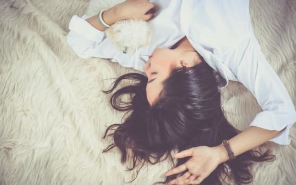 Ngủ không kê gối tốt cho cổ, lưng và tránh nếp nhăn