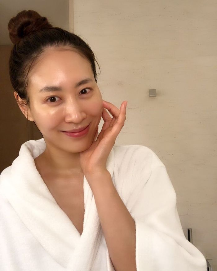 Ngủ không kê gối tốt cho cổ, lưng và tránh nếp nhăn