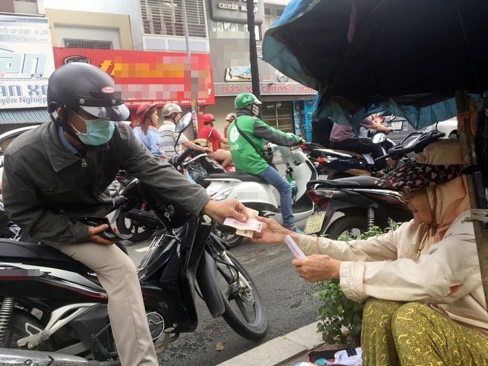 Người mẹ Sài Gòn: Một thời giàu có, sống dưới gầm cầu đợi con trở về