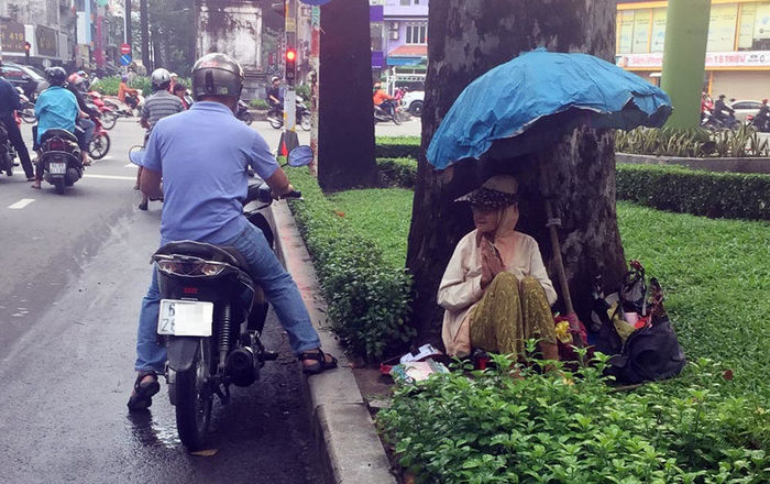 Người mẹ Sài Gòn: Một thời giàu có, sống dưới gầm cầu đợi con trở về