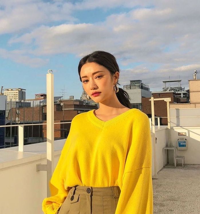 Người thích mặc màu vàng đều tràn trề năng lượng và thích “khác người”