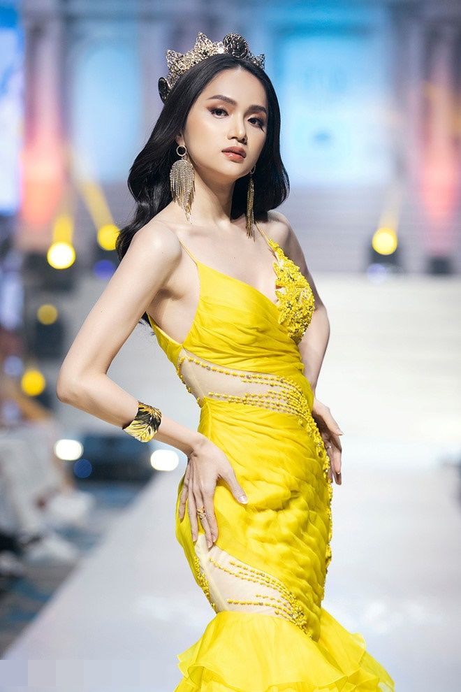 Hương Giang Idol sexy với váy áo hot trend  Ngôi sao