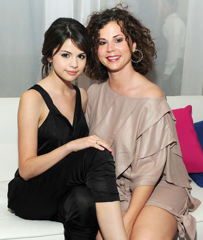 Nhan sắc thời trẻ của mẹ Selena Gomez khiến CDM trầm trồ vì quá đẹp