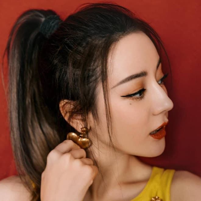 Nhiệt Ba và loạt sao nữ hút hồn fan vì son đỏ cực sang chảnh thế này