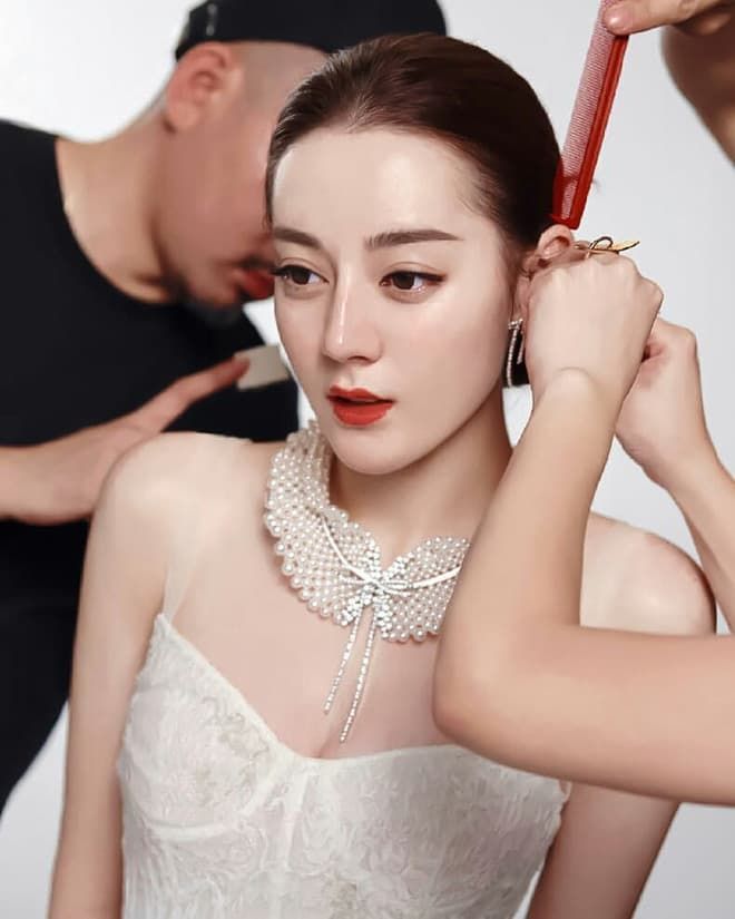 Nhiệt Ba và loạt sao nữ hút hồn fan vì son đỏ cực sang chảnh thế này