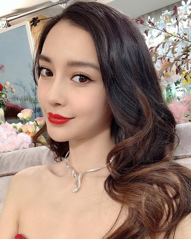 Nhiệt Ba và loạt sao nữ hút hồn fan vì son đỏ cực sang chảnh thế này