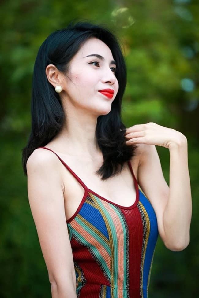 Những bà mẹ sao Việt U40 diện bikini: Thủy Tiên nuột nà nhất