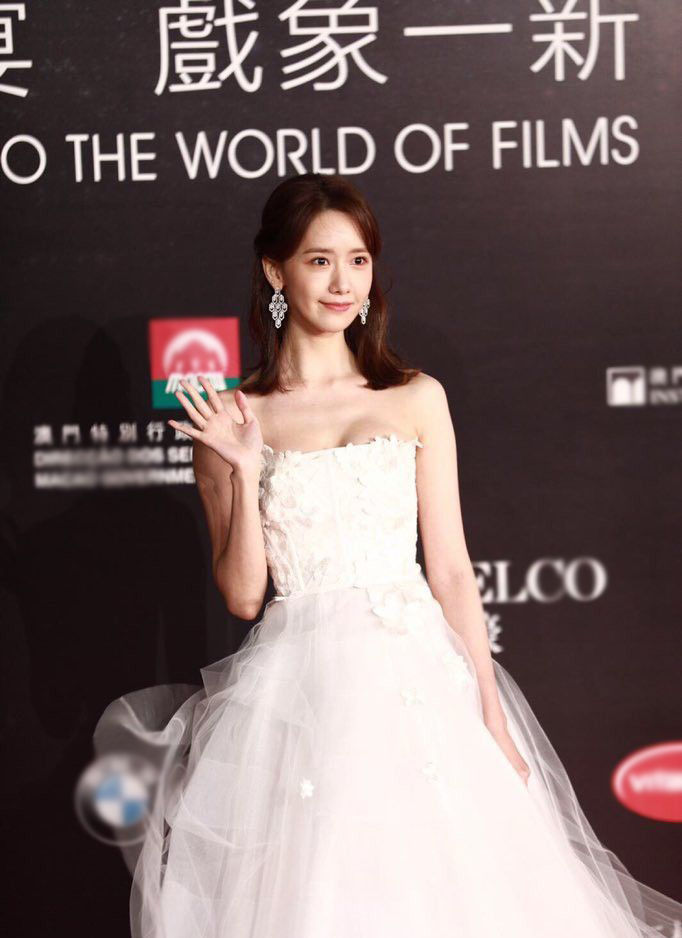 Nữ thần sắc đẹp Yoona hở bạo khoe ngực căng đầy trên thảm đỏ