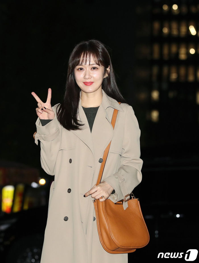 Ở tuổi 40, Jang Nara trẻ trung xinh đẹp đến độ được ví như búp bê