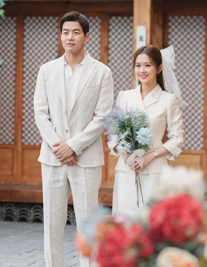 Ở tuổi 40, Jang Nara trẻ trung xinh đẹp đến độ được ví như búp bê