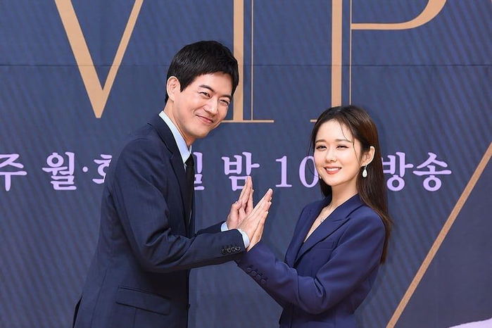 Ở tuổi 40, Jang Nara trẻ trung xinh đẹp đến độ được ví như búp bê