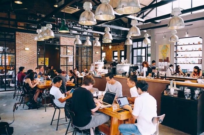 Phá sản vì sinh viên uống cà phê 20.000 đồng mà ngồi suốt 5 tiếng