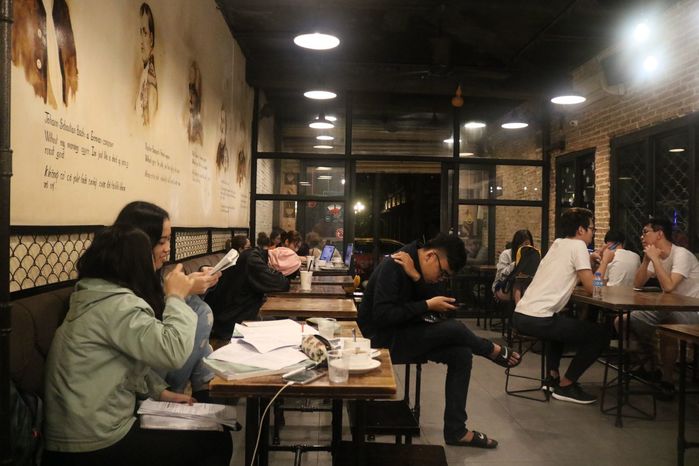Phá sản vì sinh viên uống cà phê 20.000 đồng mà ngồi suốt 5 tiếng