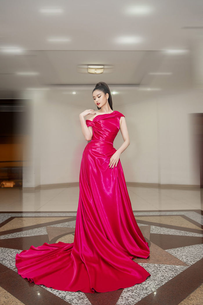 Phong cách sao Việt: Nhã Phương khoe vòng 1 gợi cảm
