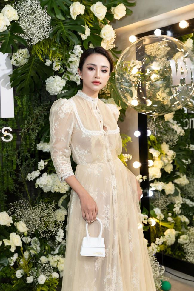 Phong cách sao Việt: Nhã Phương khoe vòng 1 gợi cảm