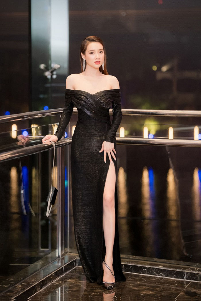 Phong cách sao Việt: Nhã Phương khoe vòng 1 gợi cảm