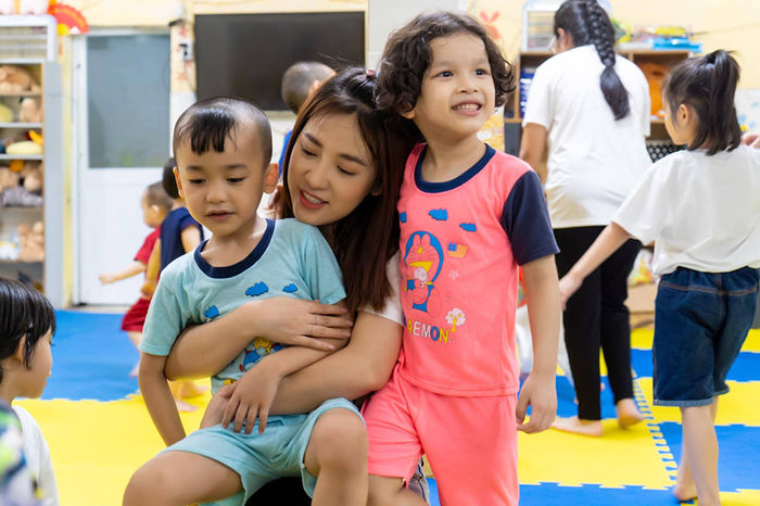 Puka giản dị, thân thiện trao quà cho trẻ em mồ côi nhân dịp tuổi mới