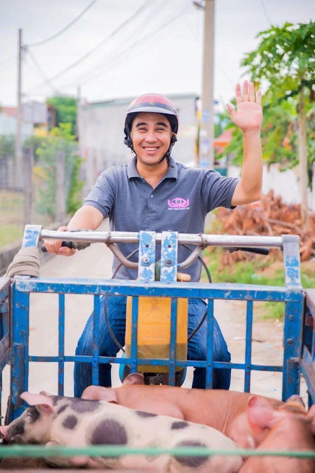 Quá khứ nghèo khó của sao Vbiz: MC Quyền Linh từng phải xin cháo ăn
