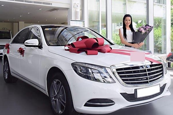 Quà sinh nhật giá trên trời của sao: HH Thu Hoài nhận vòng cổ 73 triệu