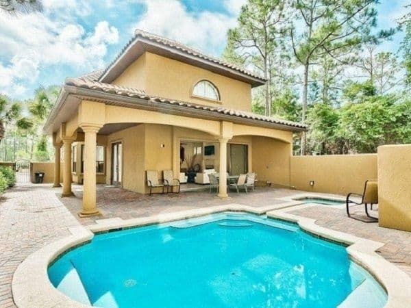 Quà sinh nhật giá trên trời của sao: HH Thu Hoài nhận vòng cổ 73 triệu