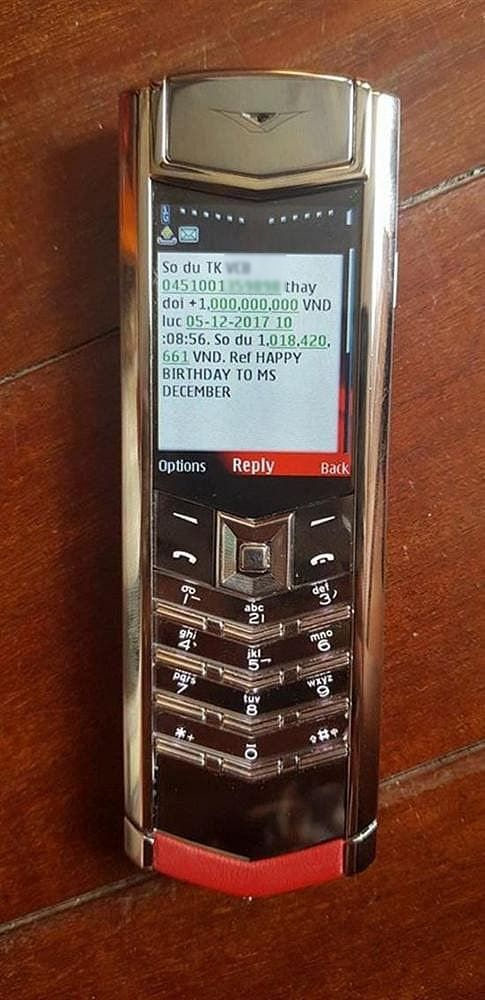 Quà sinh nhật giá trên trời của sao: HH Thu Hoài nhận vòng cổ 73 triệu