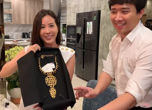 Quà sinh nhật giá trên trời của sao: HH Thu Hoài nhận vòng cổ 73 triệu