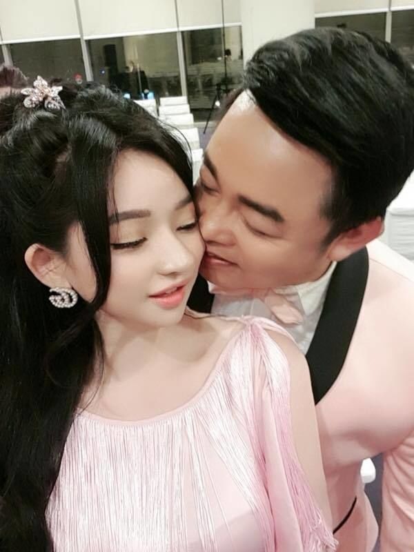 Quang Lê đăng ảnh ôm ấp gái lạ: Netizen hỏi “Vợ cũ Hồ Quang Hiếu à?”  