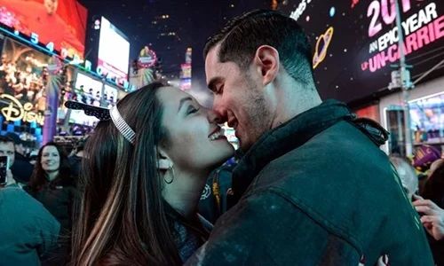 Quy tắc cưa cẩm của các quốc gia: đừng dại hôn trộm, chia sẻ thức ăn
