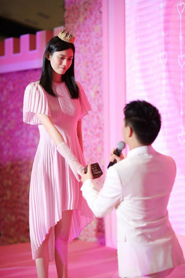 Quý tử vua sòng bài Macao ngọt ngào khi khoe vợ trên MXH