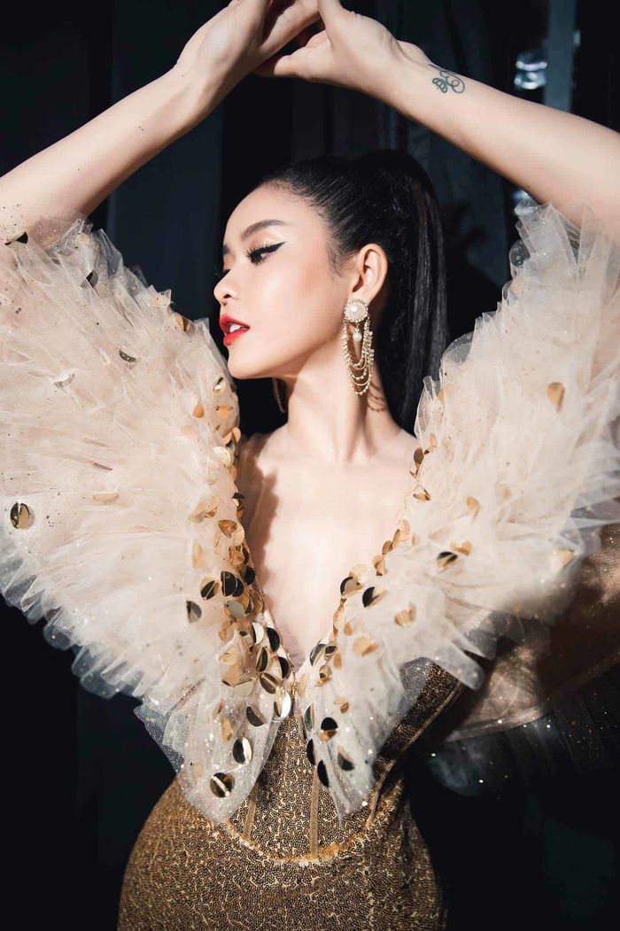 Rocker Nguyễn công khai bạn gái, H'Hen Niê bình dị gặt lúa ở quê nhà