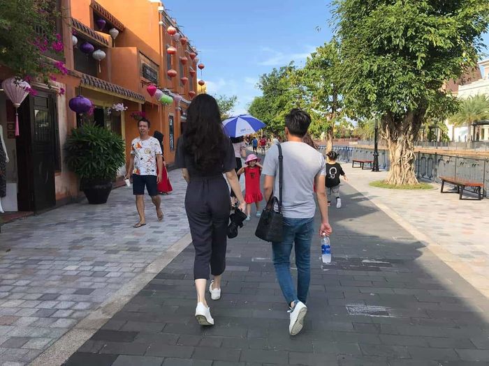 Rocker Nguyễn công khai bạn gái, H'Hen Niê bình dị gặt lúa ở quê nhà
