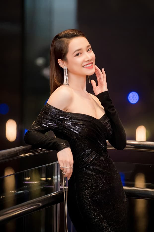 Rocker Nguyễn công khai cận mặt bạn gái, Nhã Phương trễ nải hết sức