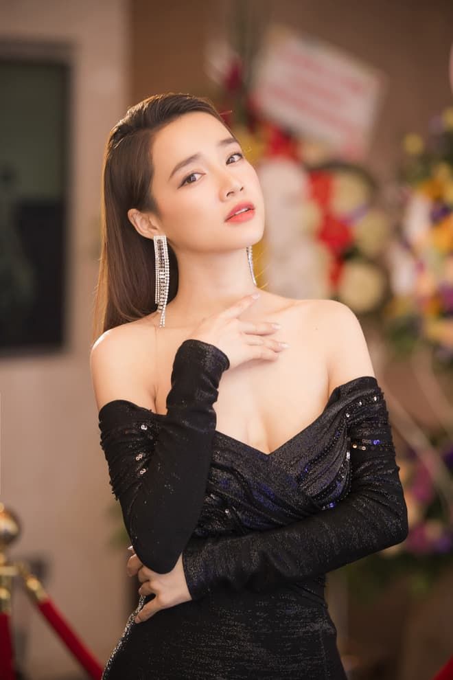 Rocker Nguyễn công khai cận mặt bạn gái, Nhã Phương trễ nải hết sức