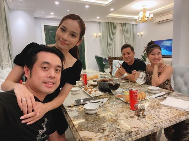 Rocker Nguyễn công khai cận mặt bạn gái, Nhã Phương trễ nải hết sức