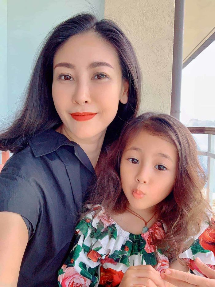 Rocker Nguyễn công khai cận mặt bạn gái, Nhã Phương trễ nải hết sức