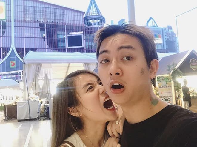 Rocker Nguyễn công khai cận mặt bạn gái, Nhã Phương trễ nải hết sức